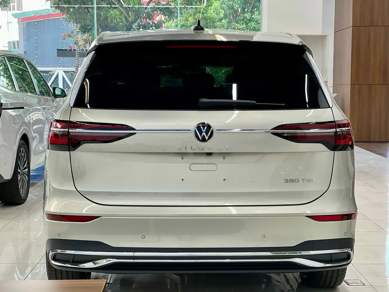 VW Viloran Luxury – Màu Vàng 2025