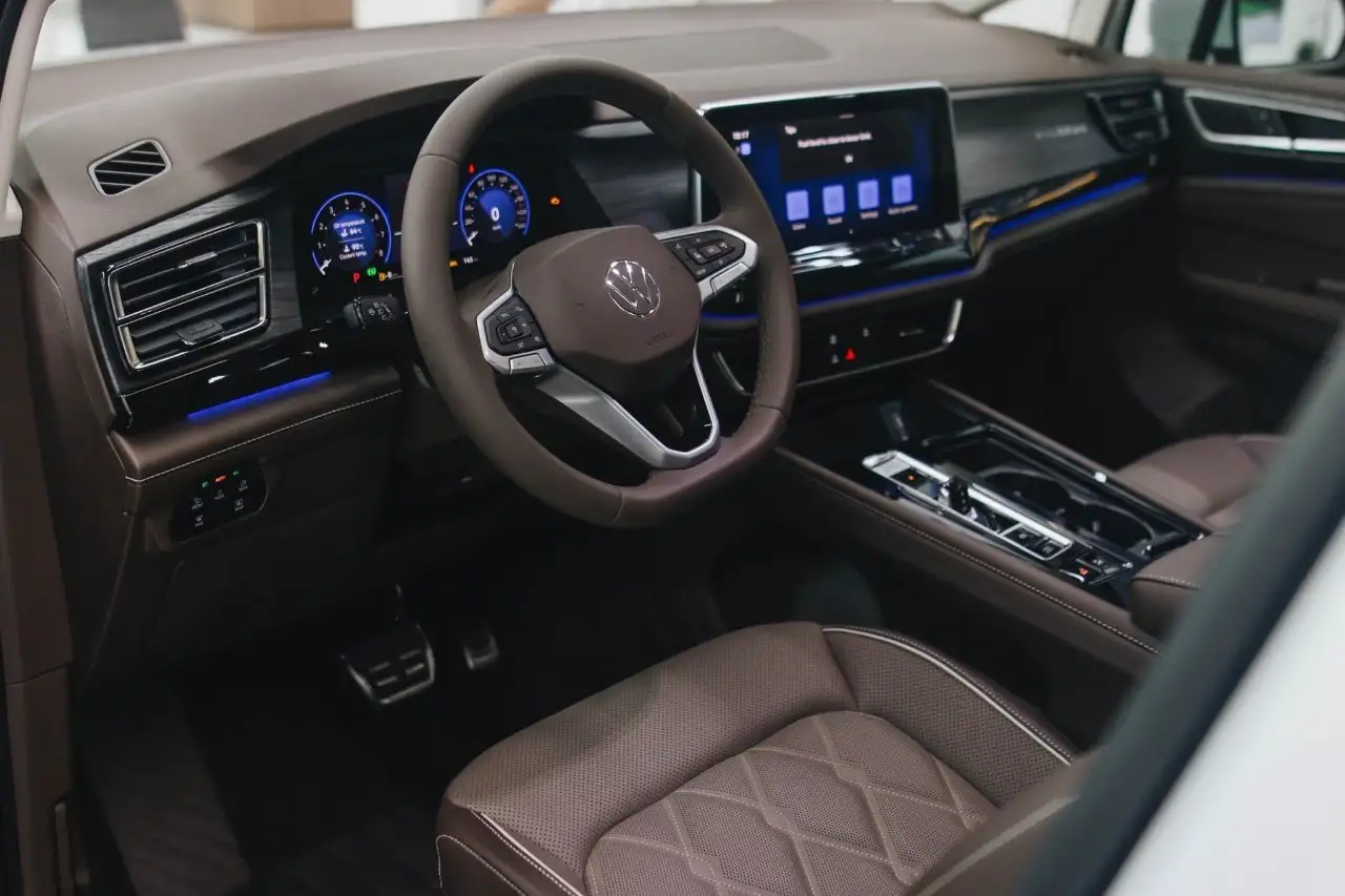 VW Viloran Luxury &#8211; Màu Trắng 2025