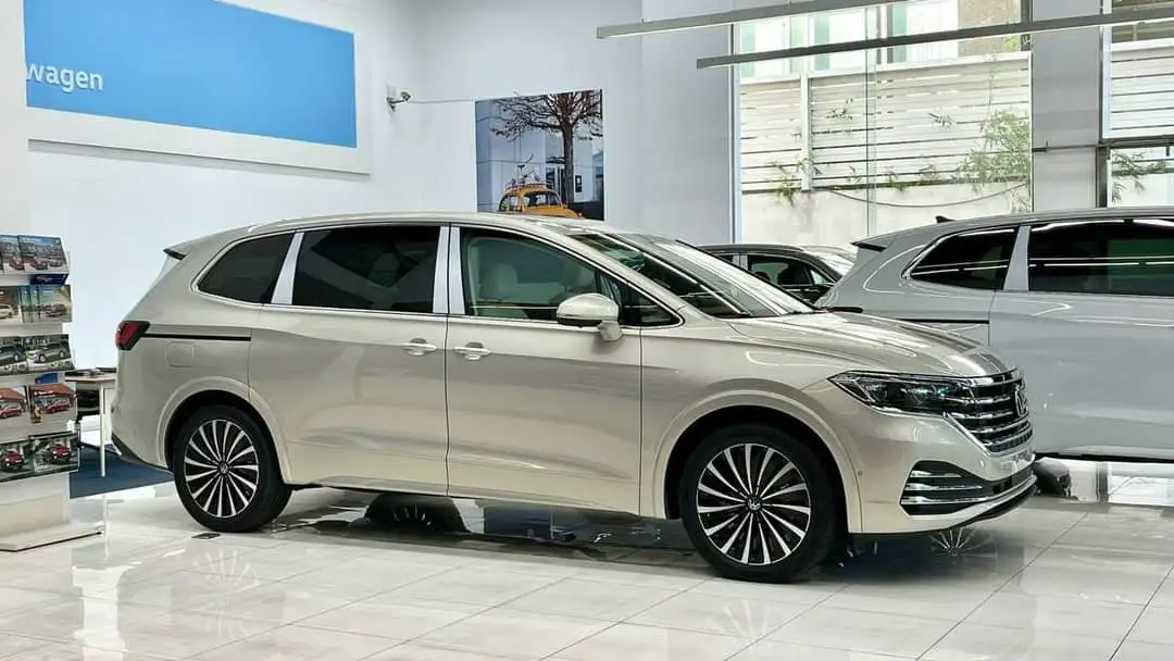 VW Viloran Luxury – Màu Vàng 2025