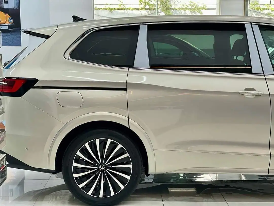 VW Viloran Luxury – Màu Vàng 2025