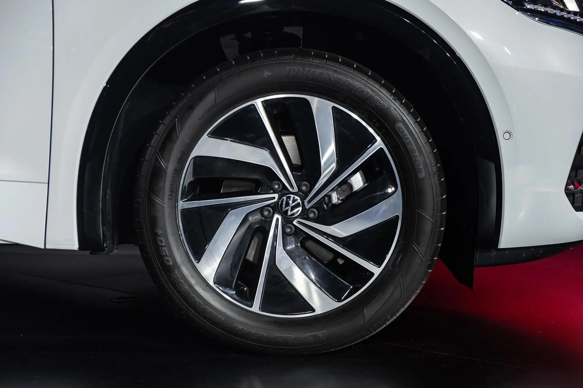 VW Viloran Luxury &#8211; Màu Đỏ 2024