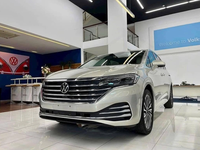 VW Viloran Luxury &#8211; Màu Đỏ 2024