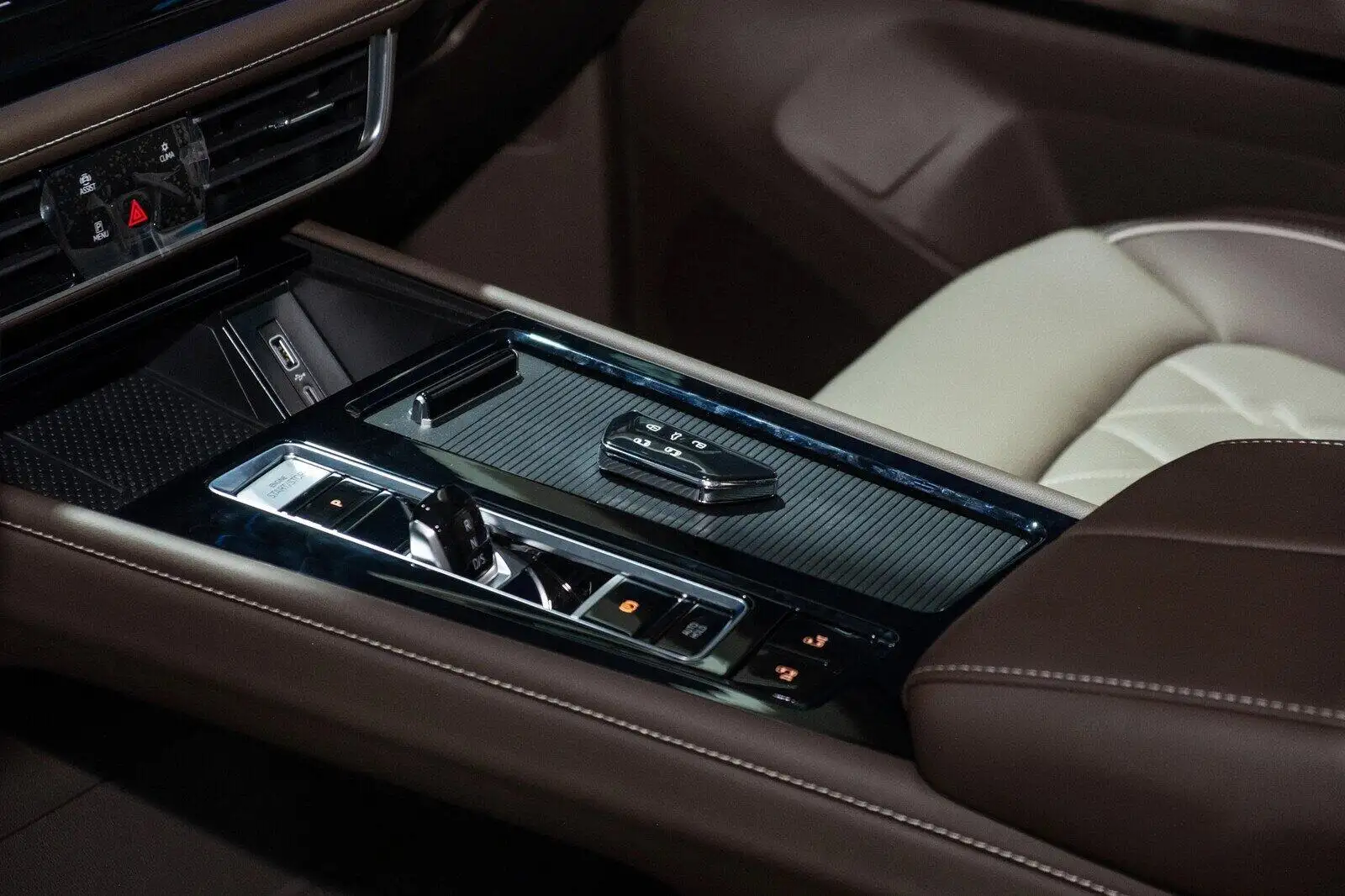 VW Viloran Luxury &#8211; Màu Đỏ 2024