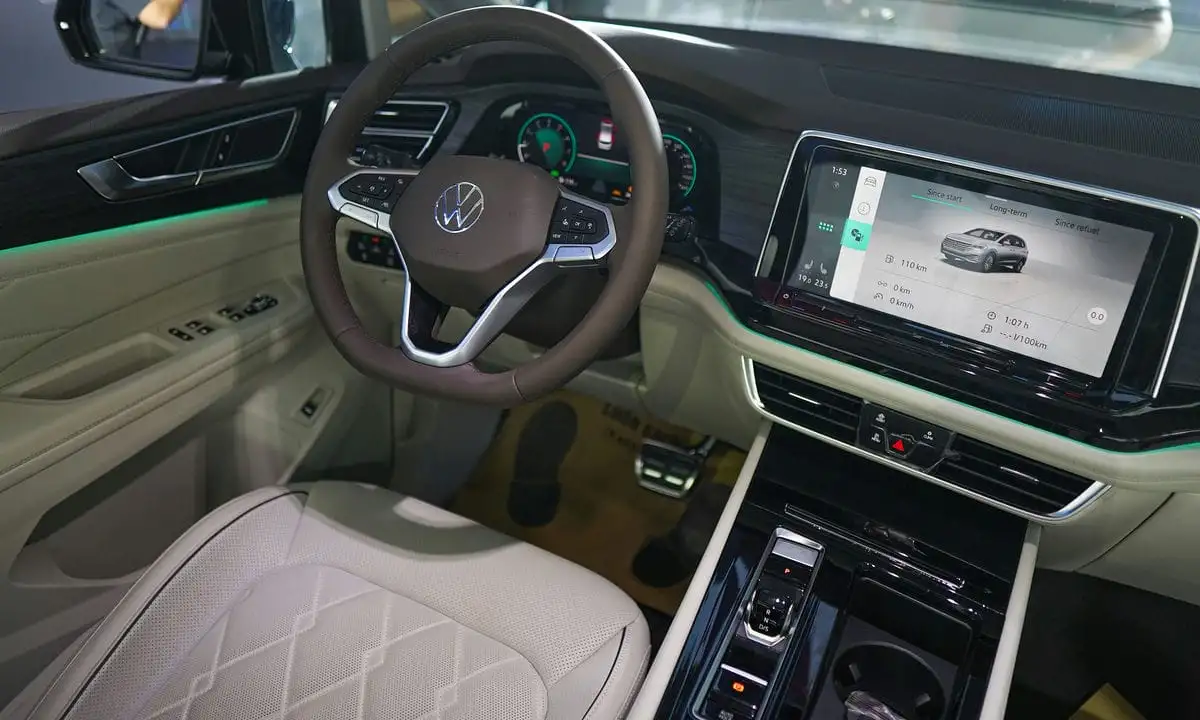 VW Viloran Luxury – Màu Đen 2025