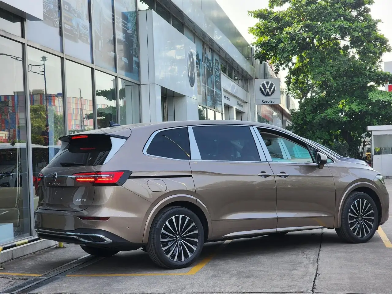 VW Viloran Luxury – Màu Vàng 2025