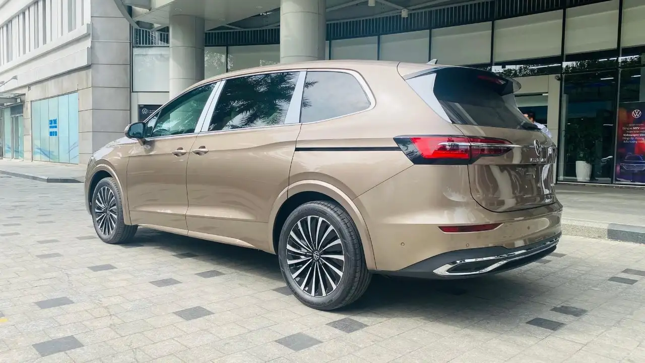 VW Viloran Luxury – Màu Vàng 2025