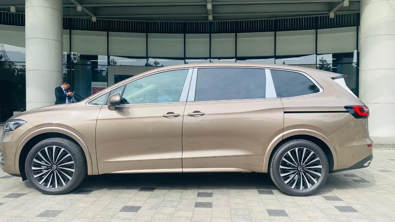 VW Viloran Luxury – Màu Vàng 2025