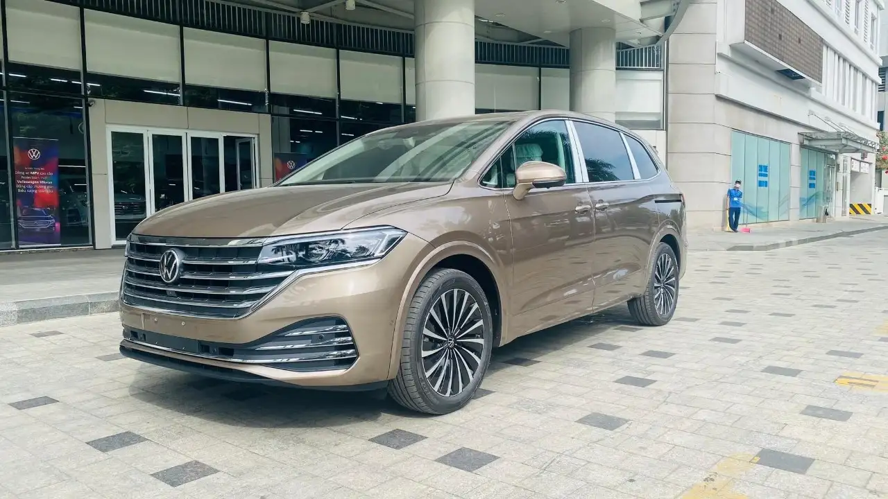 VW Viloran Luxury – Màu Vàng 2025