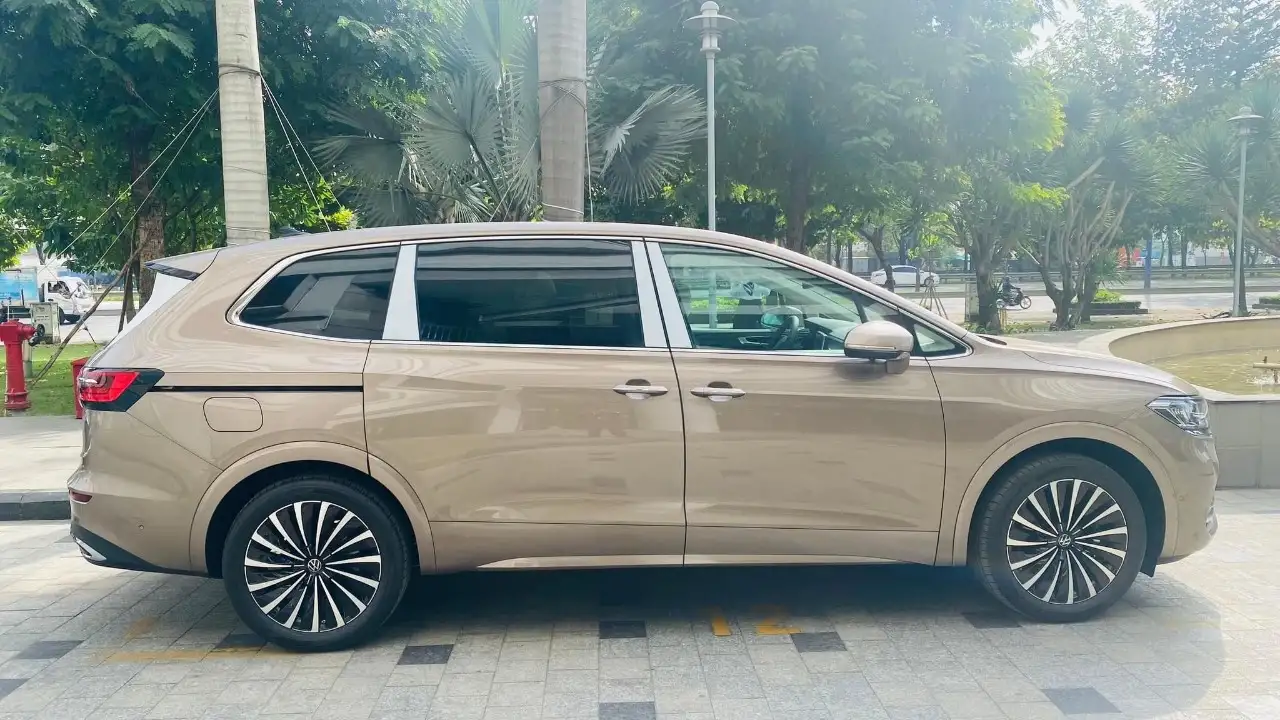VW Viloran Luxury – Màu Vàng 2025