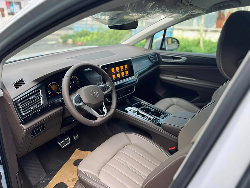 VW Viloran Luxury – Màu Bạc 2025