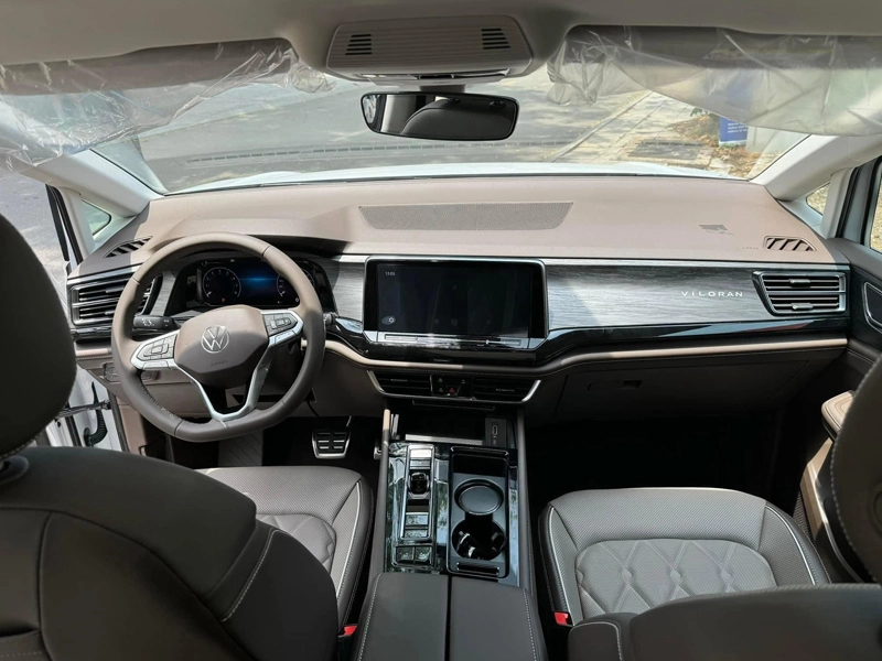VW Viloran Luxury – Màu Bạc 2025